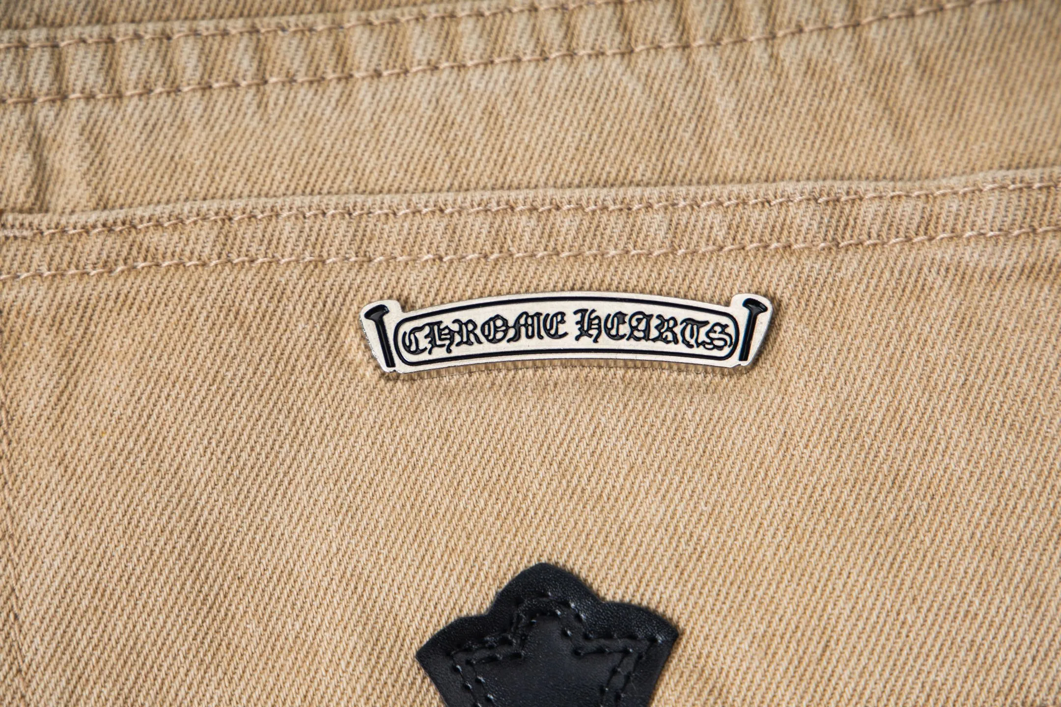 P240 Chrome Hearts 2025 New Miami Limited Couple Washed Jeans with Multiple Black Cross Leather Labels is a hot item this season and is sought after by countless celebrities and fashionistas. The neat details of the cutting process add color to the playful fashion! The neat and meticulous design, and the well-fitting structure is unique. The upper body not only has outstanding recognition, but also looks younger and younger. A style with the ultimate wearing meaning and performance, gorgeous color matching, and the craftsmanship of this style is also extremely extraordinary. After the finished product is washed, it is disassembled and hand-made with sheepskin cross leather and then spliced ​​together to complete. The whole piece has too many craftsmanship to describe. It is decorated with patchwork cross flowers and high-waisted washed jeans! ! Absolutely high-end luxury product, a god-level single product, a super popular product, made with top heavy industry, a magic weapon that cannot be missed in the street. Style number: 1866# Size: 28 30 32 34 Color: khaki pink khaki black